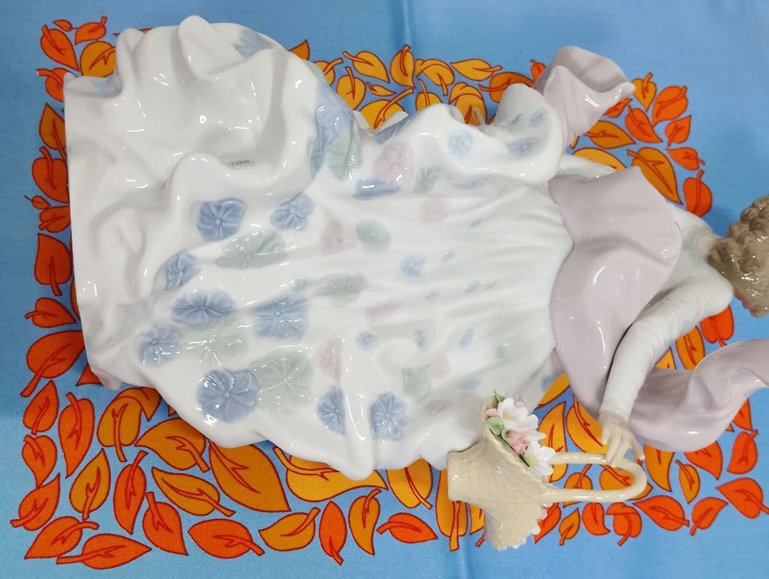 専用です。 LLADRO、春の輝き。ドレスの美しさ。バスケットの花が魅力。