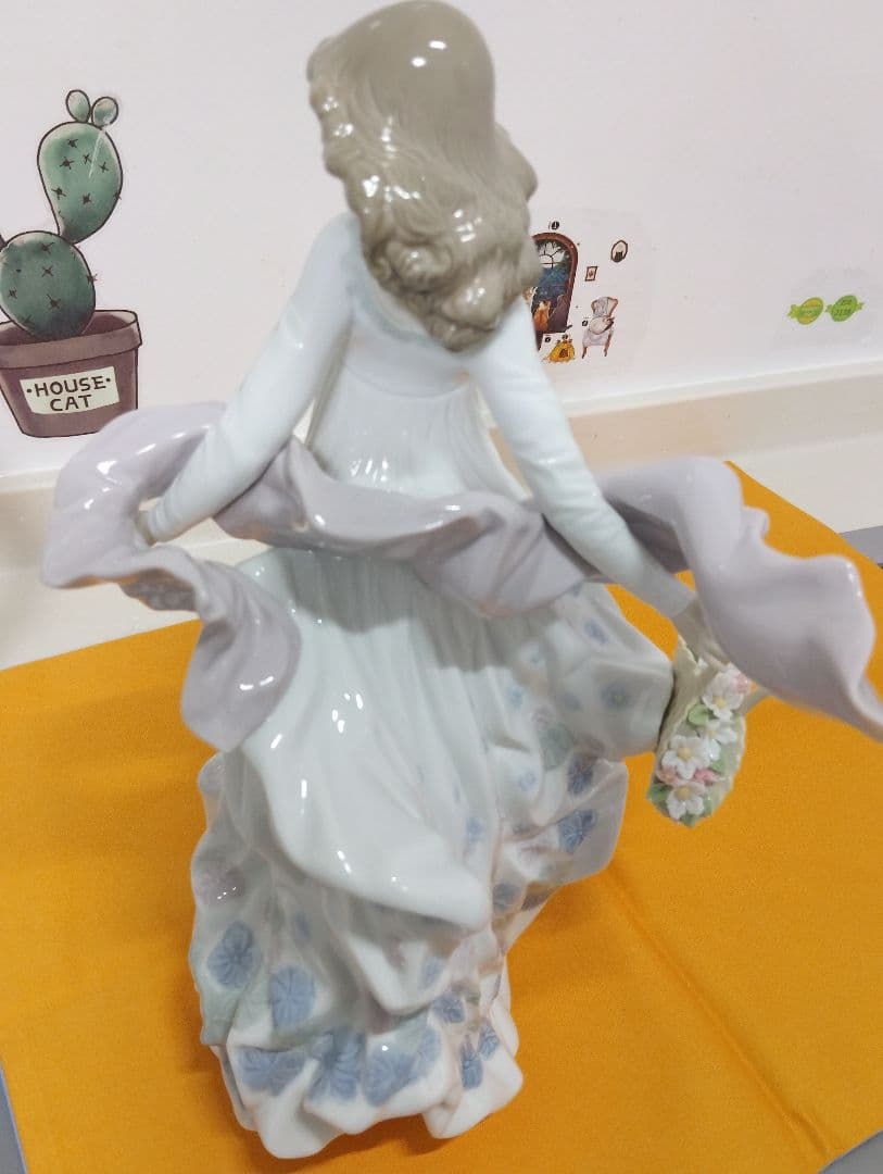 専用です。 LLADRO、春の輝き。ドレスの美しさ。バスケットの花が魅力。