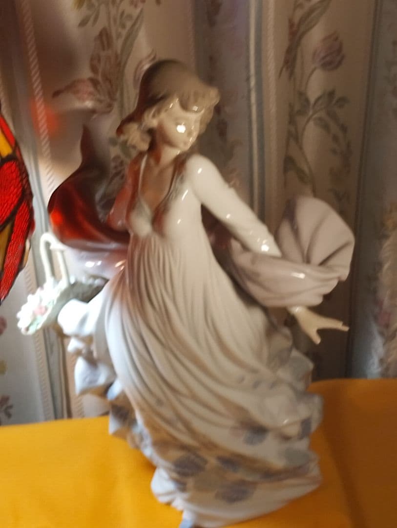 専用です。 LLADRO、春の輝き。ドレスの美しさ。バスケットの花が魅力。