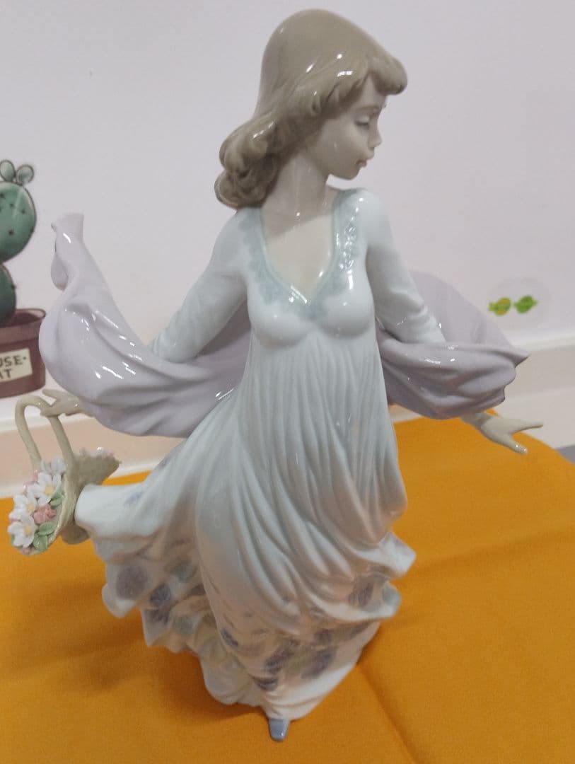 専用です。 LLADRO、春の輝き。ドレスの美しさ。バスケットの花が魅力。