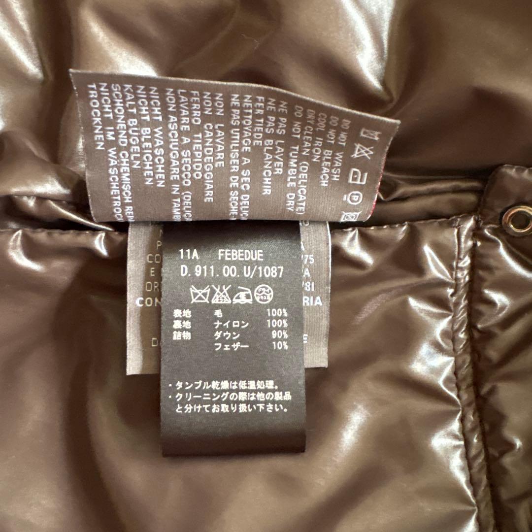 フード付きダークグレーダウンベスト