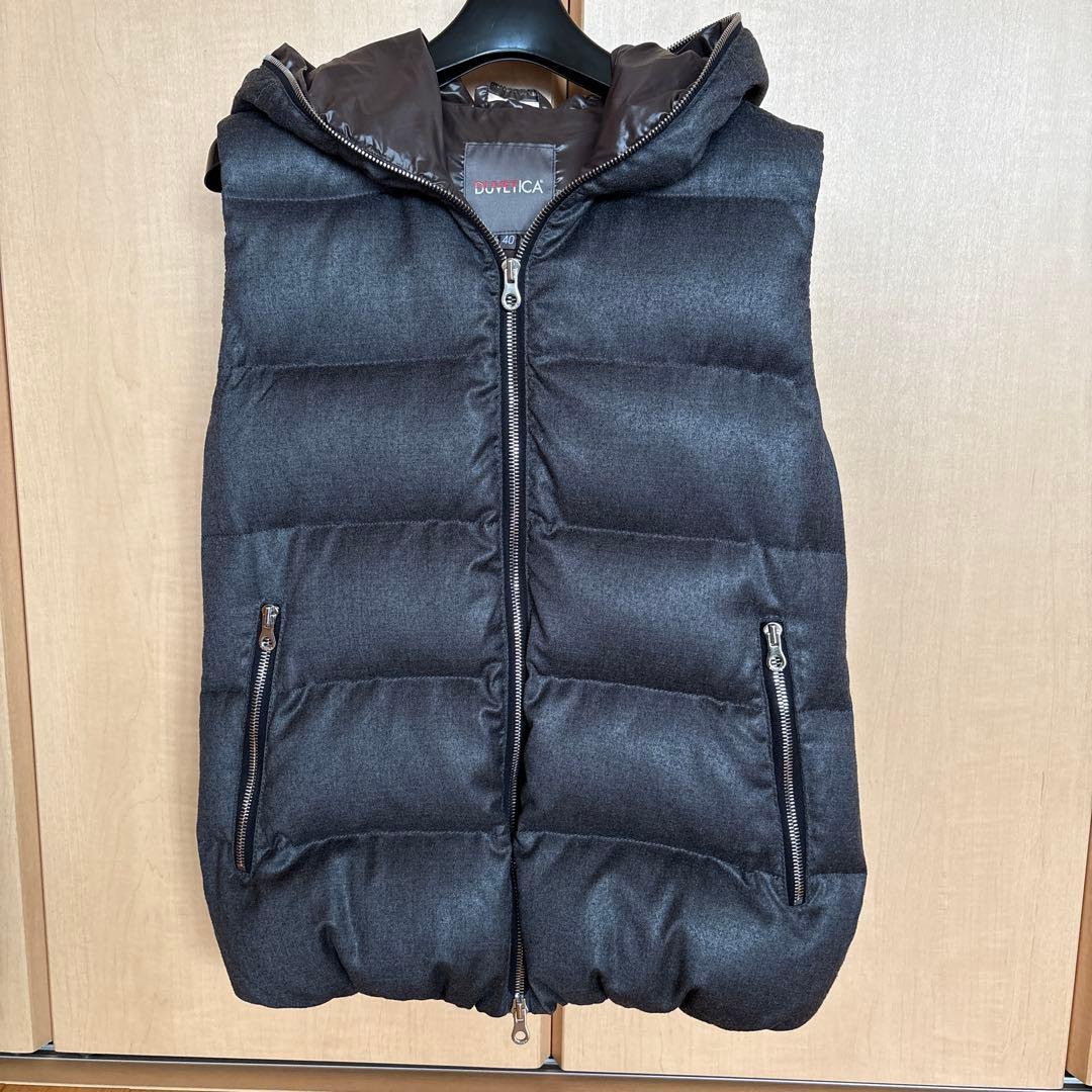 フード付きダークグレーダウンベスト