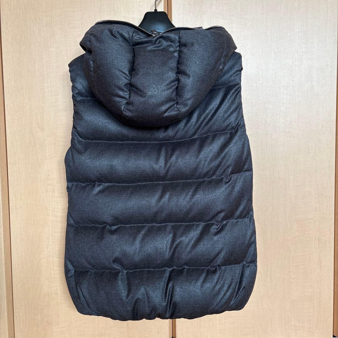 フード付きダークグレーダウンベスト