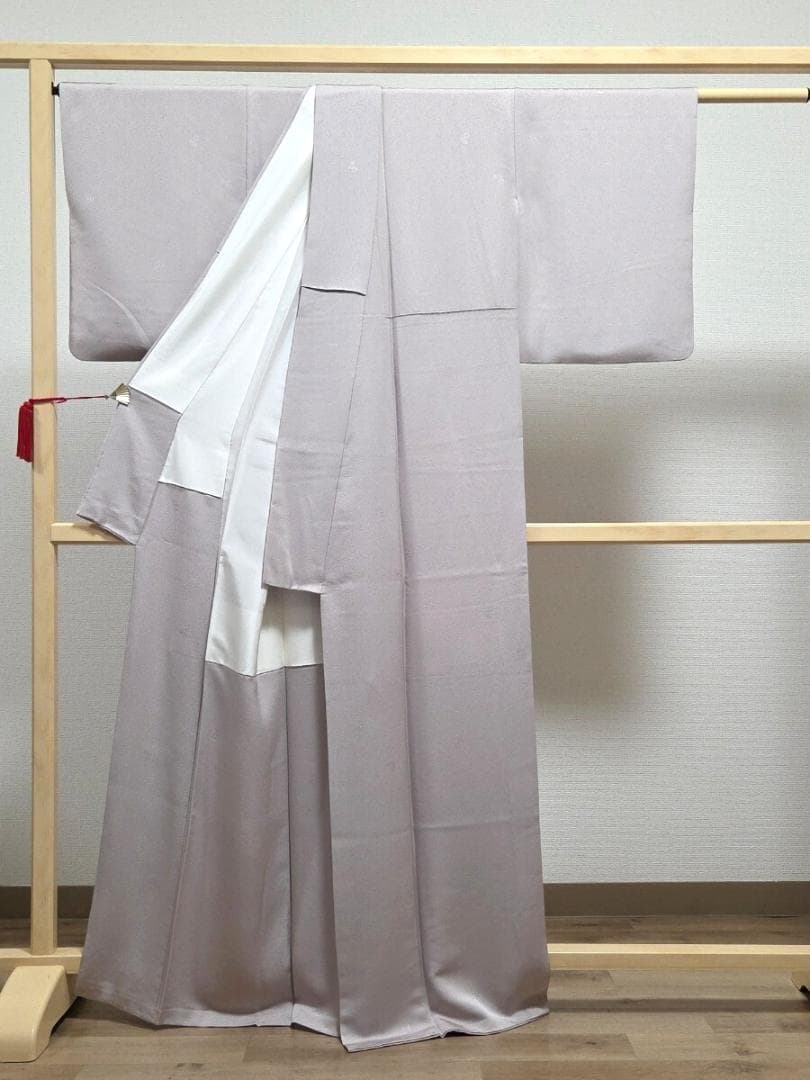 D シンプルデザイン 薄色 菊の地模様 袷 正絹 色無地 着物 K48