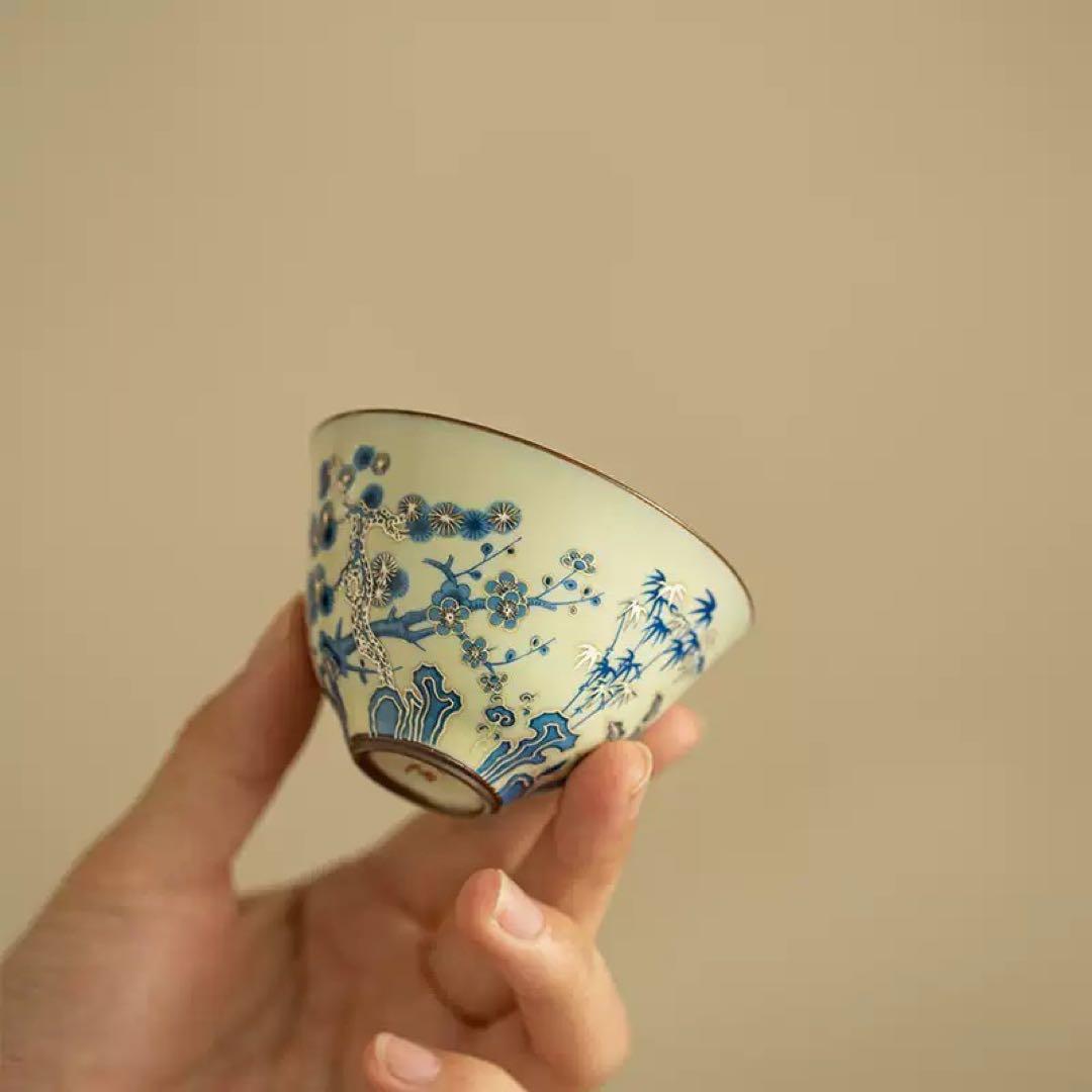 青い花模様の陶器茶碗