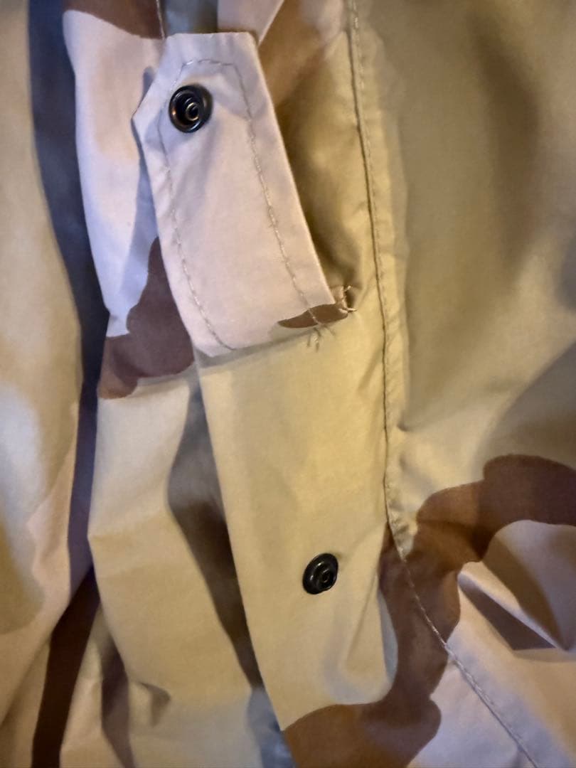 ゴアテックス　カモフラージュ リバーシブルジャケット 内ポケットに収納されます。