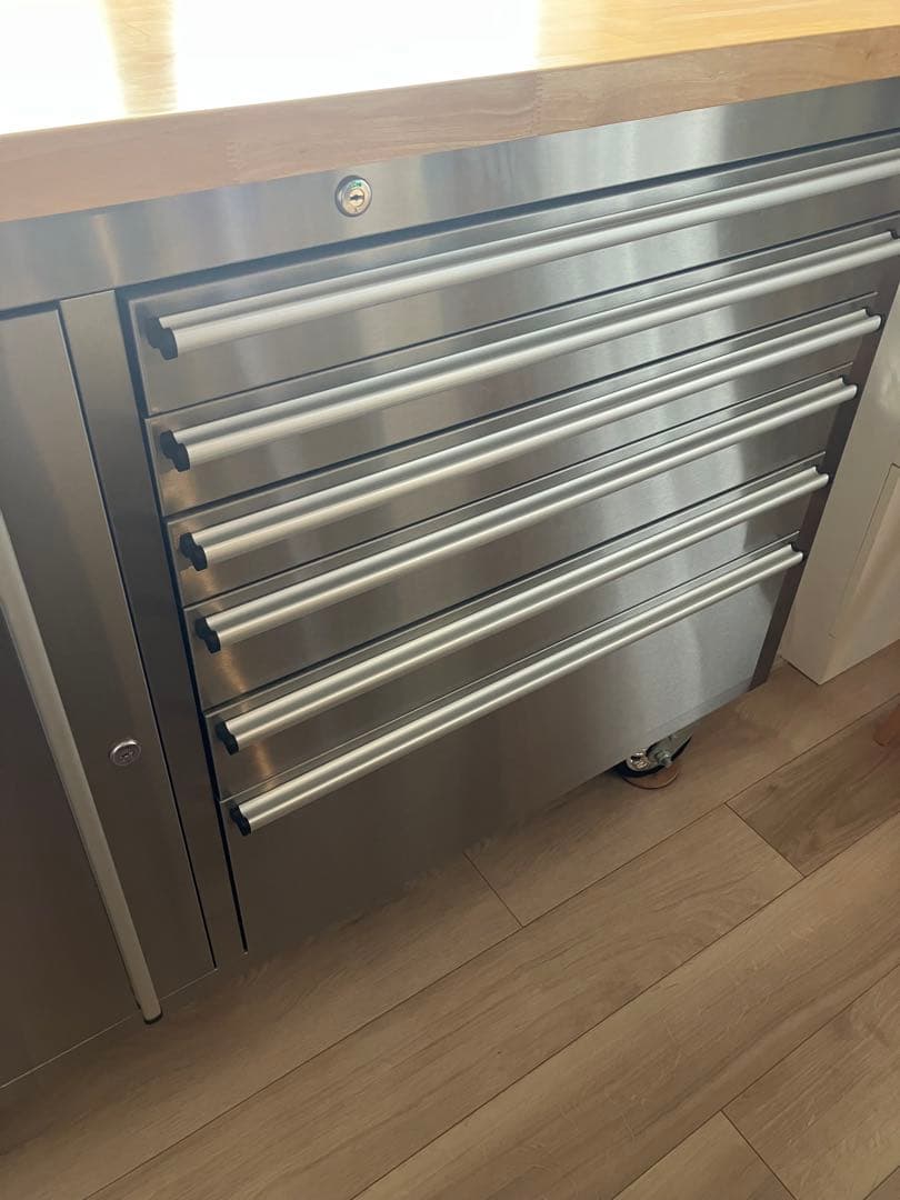 美品⭐︎ステンレススチール キャビネット鍵キャスター付き　おしゃれ　新生活