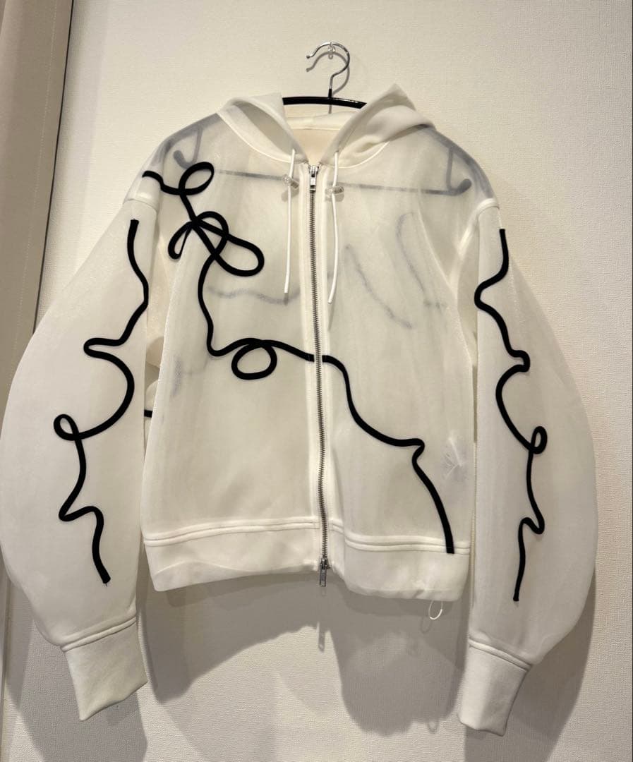 emmi ラインシアーダンボールジップフーディーブルゾン 白　パーカー