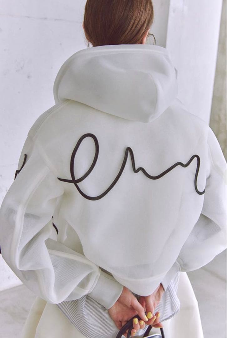 emmi ラインシアーダンボールジップフーディーブルゾン 白　パーカー