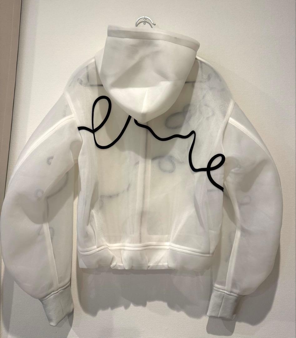 emmi ラインシアーダンボールジップフーディーブルゾン 白　パーカー