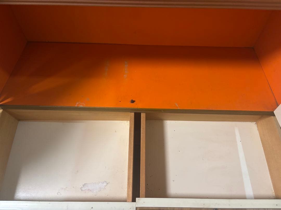 昭和レトロポップ　食器棚 アーチ型ガラス扉　オレンジ