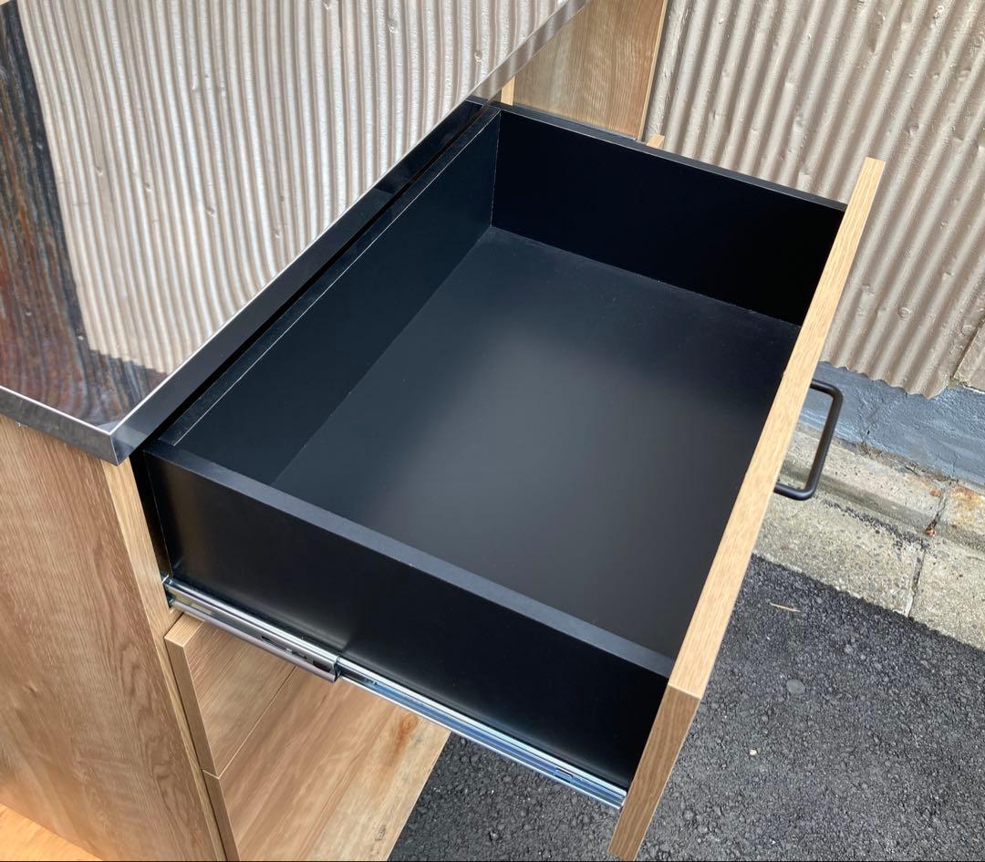 ヴィンテージ調ステンレス天板のキッチンカウンター