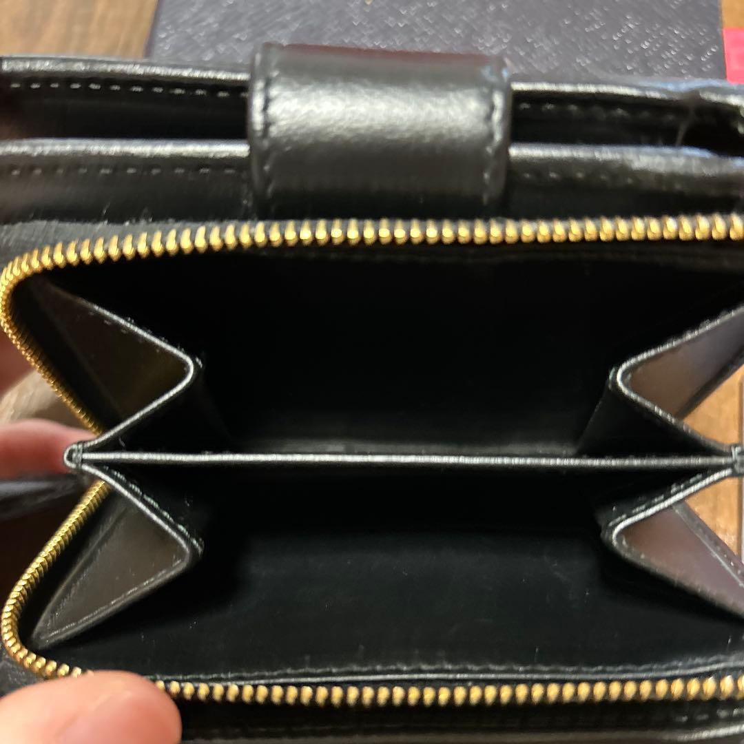 プラダ ロゴ トライアングルカット レザー 二つ折り財布 ブラック PRADA