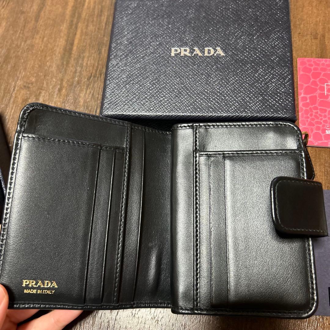 プラダ ロゴ トライアングルカット レザー 二つ折り財布 ブラック PRADA