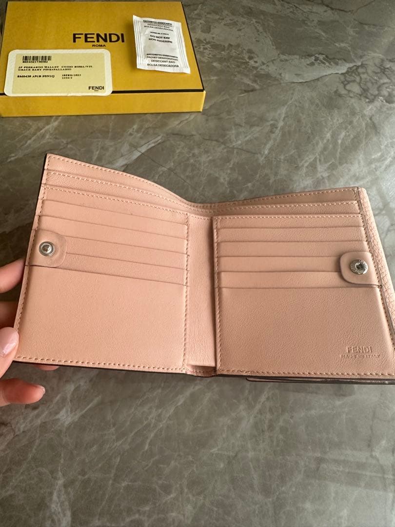 フェンディ　FENDI ピーカブー　二つ折り財布　ピンク