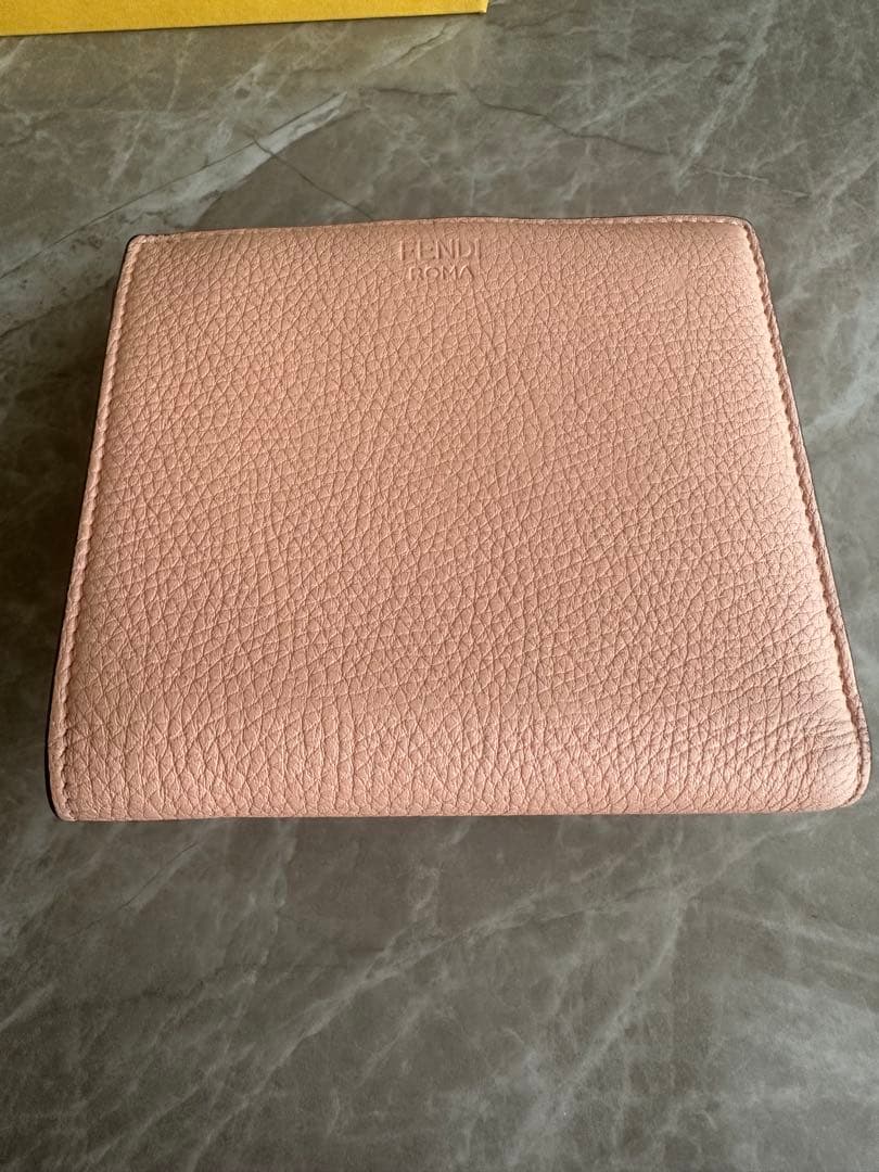 フェンディ　FENDI ピーカブー　二つ折り財布　ピンク