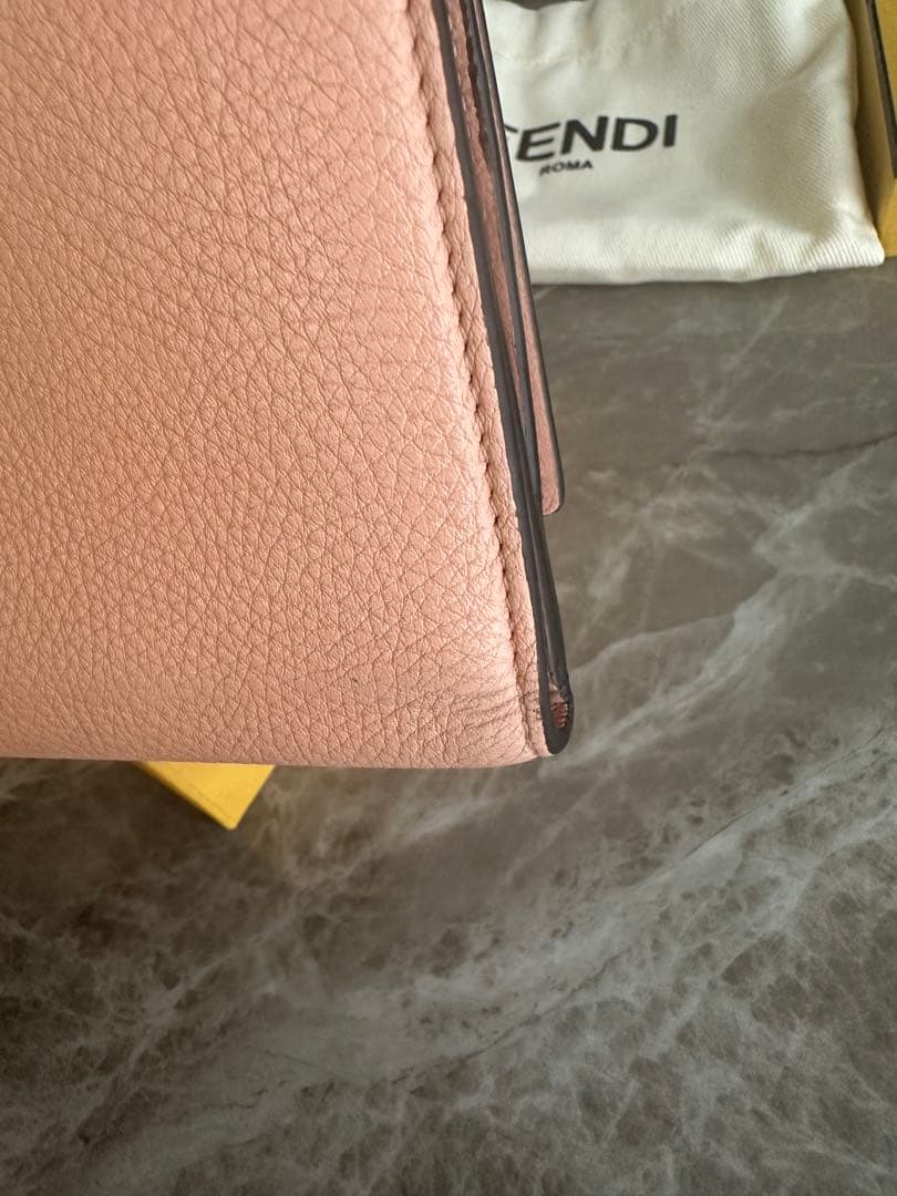 フェンディ　FENDI ピーカブー　二つ折り財布　ピンク