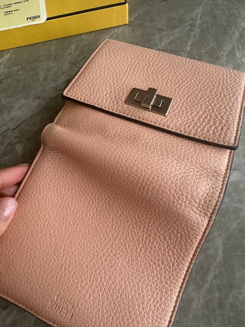 フェンディ　FENDI ピーカブー　二つ折り財布　ピンク