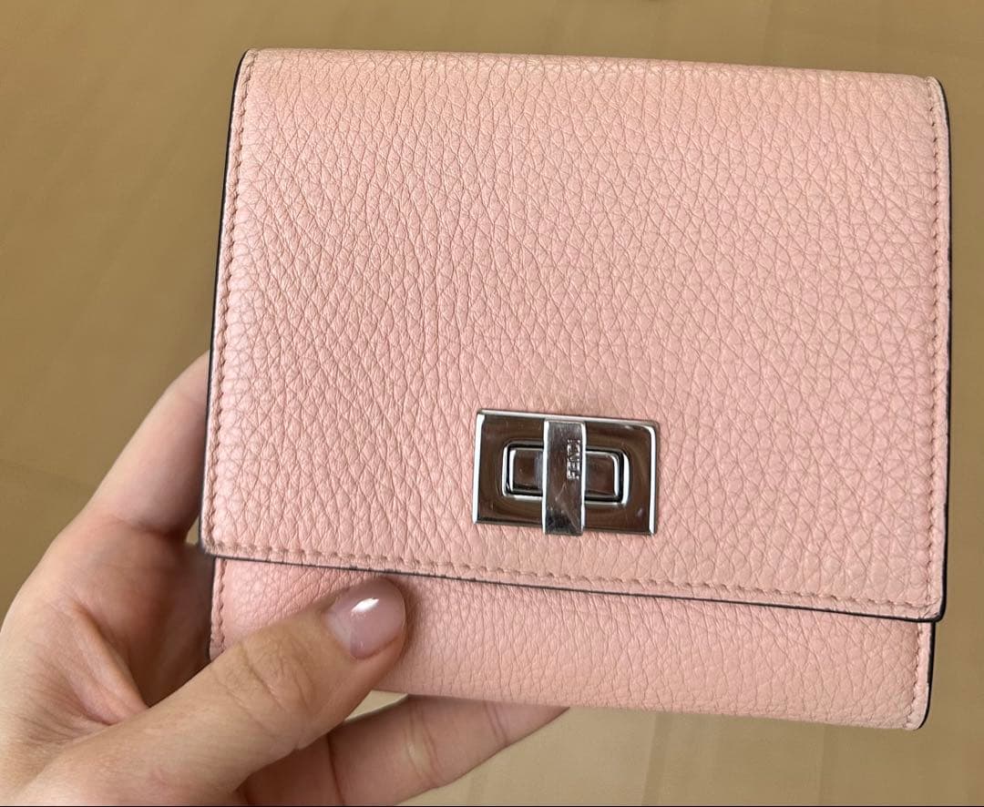 フェンディ　FENDI ピーカブー　二つ折り財布　ピンク