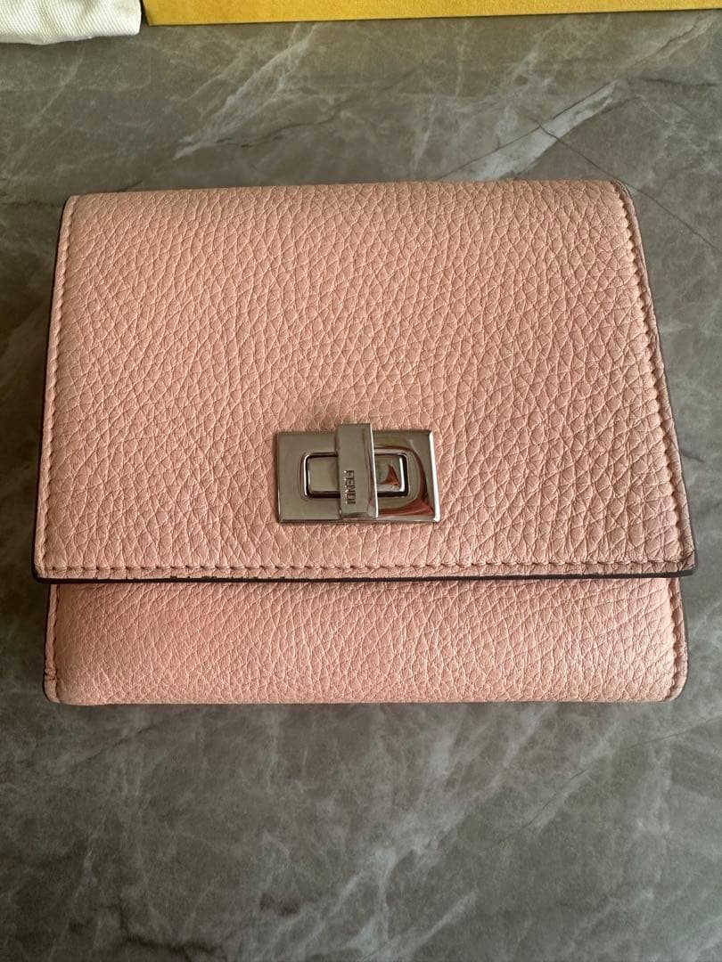 フェンディ　FENDI ピーカブー　二つ折り財布　ピンク