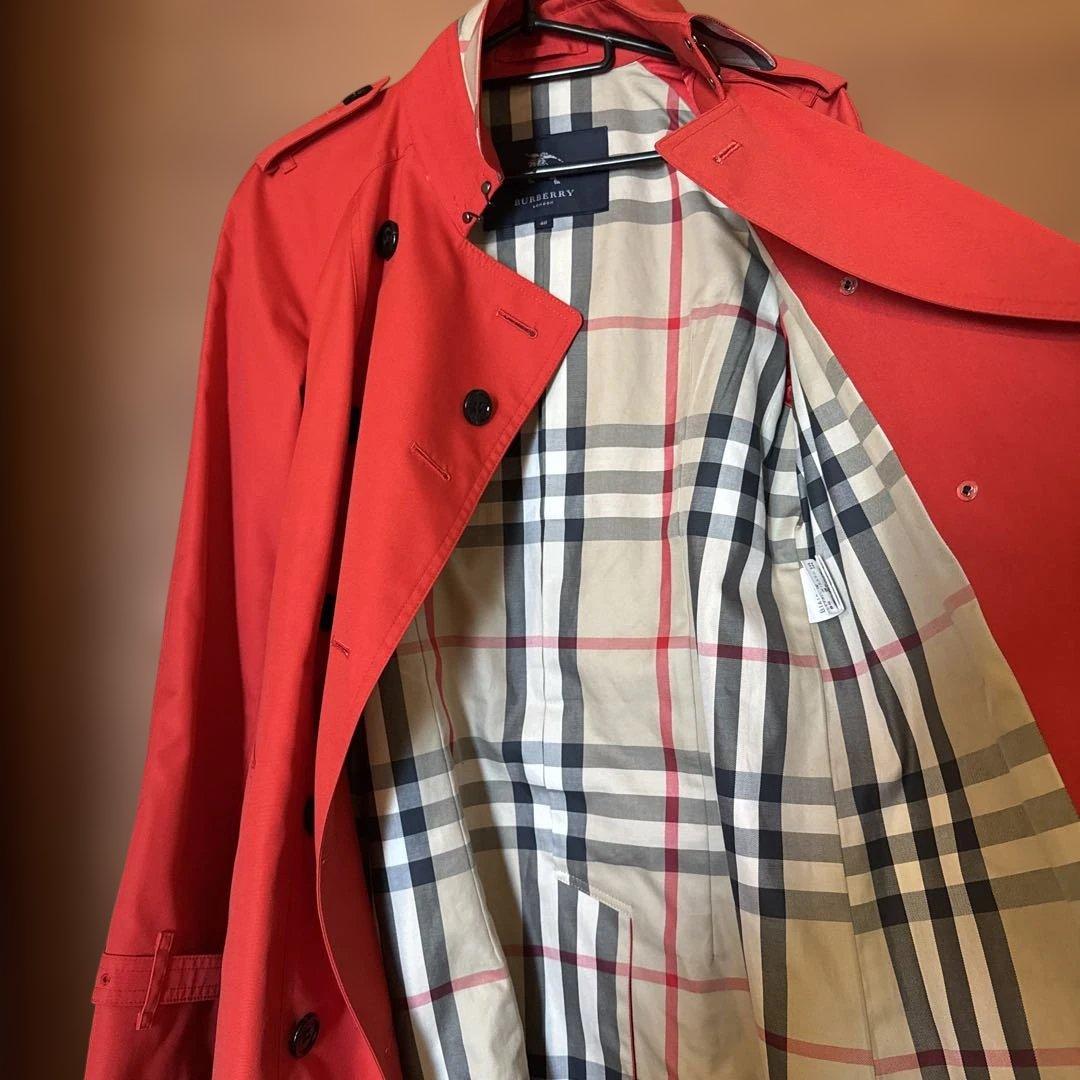 みえこ　バーバリーロンドン　赤いトレンチコート ダブルブレスト チェック柄