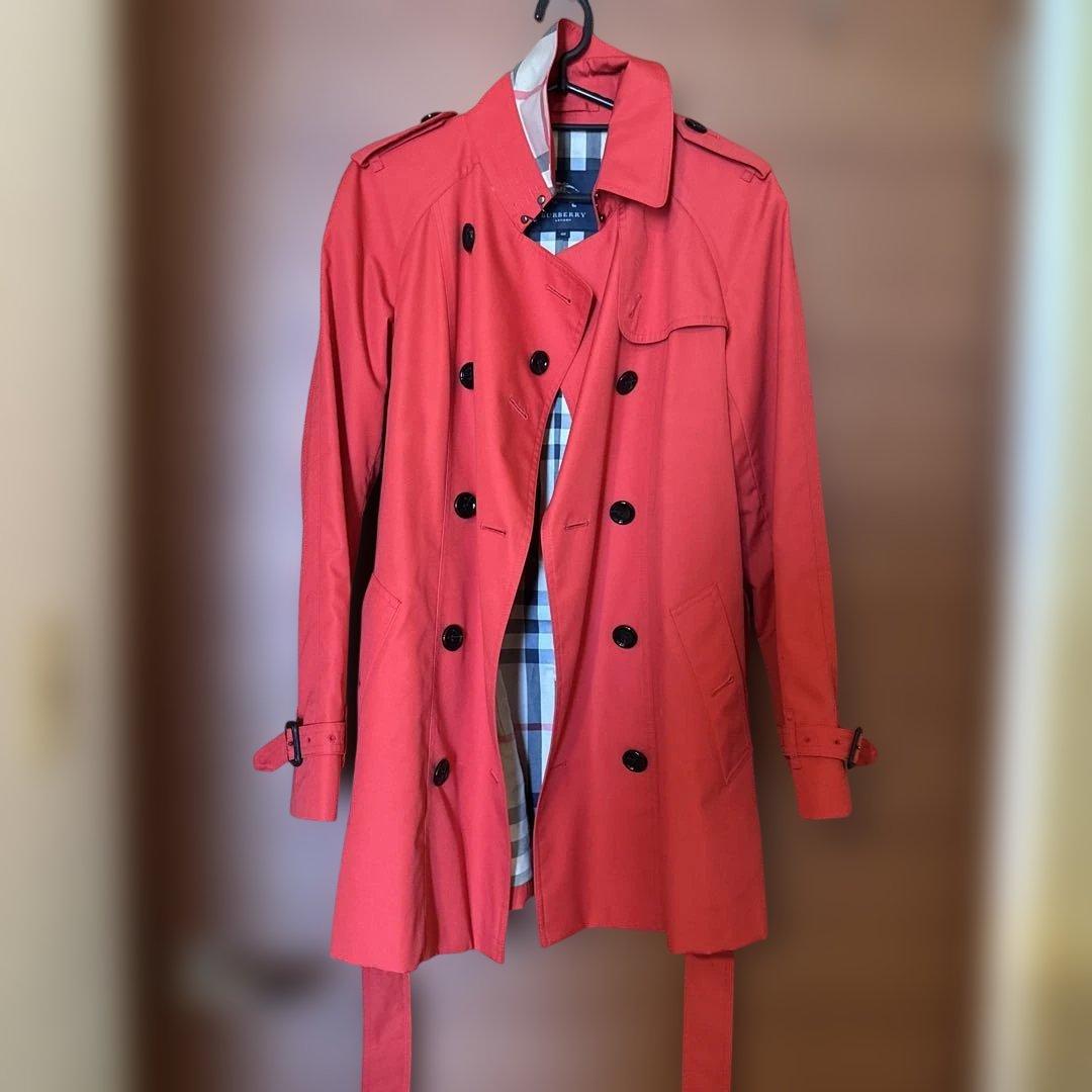 みえこ　バーバリーロンドン　赤いトレンチコート ダブルブレスト チェック柄