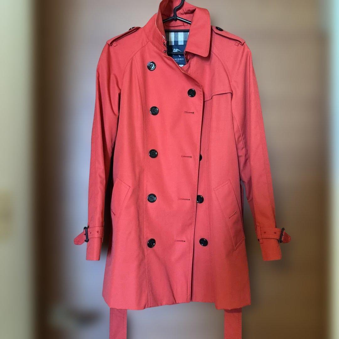 みえこ　バーバリーロンドン　赤いトレンチコート ダブルブレスト チェック柄