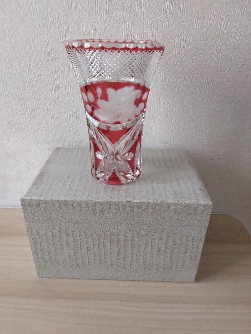 ★未使用★KAGAMI CRYSTAL 江戸切子 花瓶 赤色 花模様
