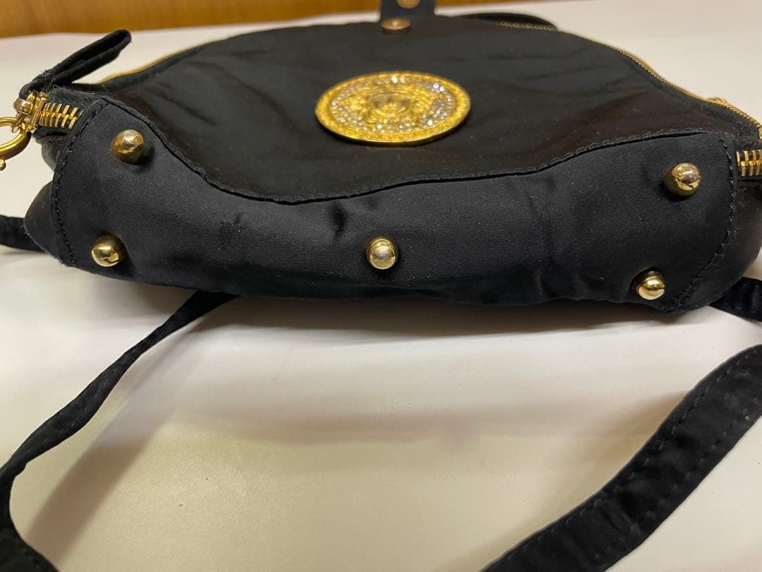 ジャンニ・ヴェルサーチ メデューサ ナイロン ショルダーバッグ ブラック