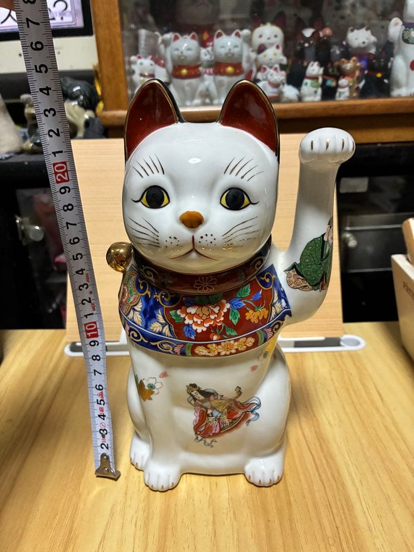 伝統的な招き猫 陶器製