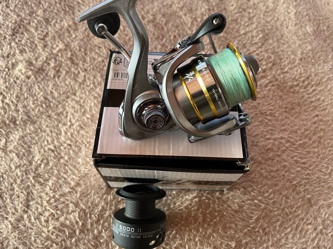 スピニングリール 5000番 未使用品 ライン 予備スプール 付き