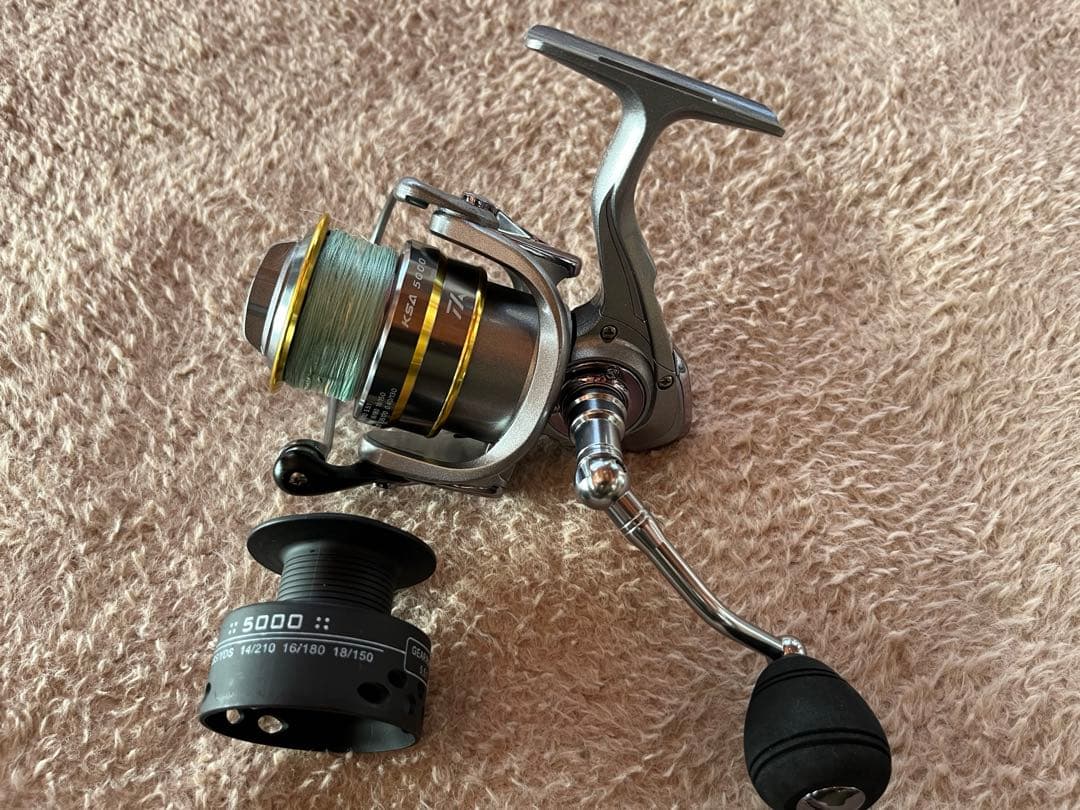 スピニングリール 5000番 未使用品 ライン 予備スプール 付き