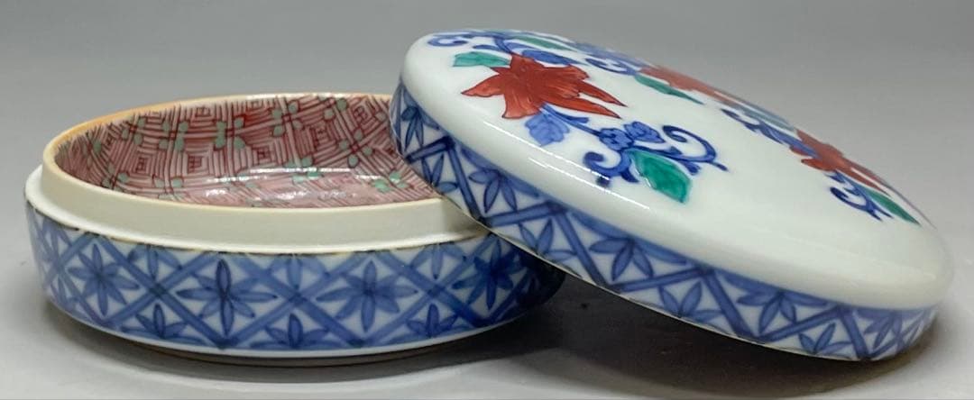 人間国宝　十三代　今泉今右衛門　色鍋島唐花文　香合　四方桟共箱　共布2枚　J17