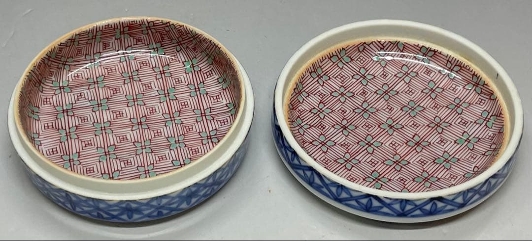 人間国宝　十三代　今泉今右衛門　色鍋島唐花文　香合　四方桟共箱　共布2枚　J17