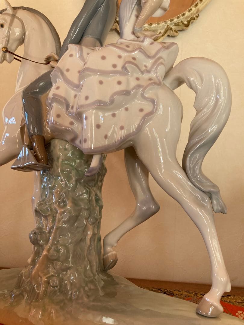 リアドロ　白馬に乗った男女