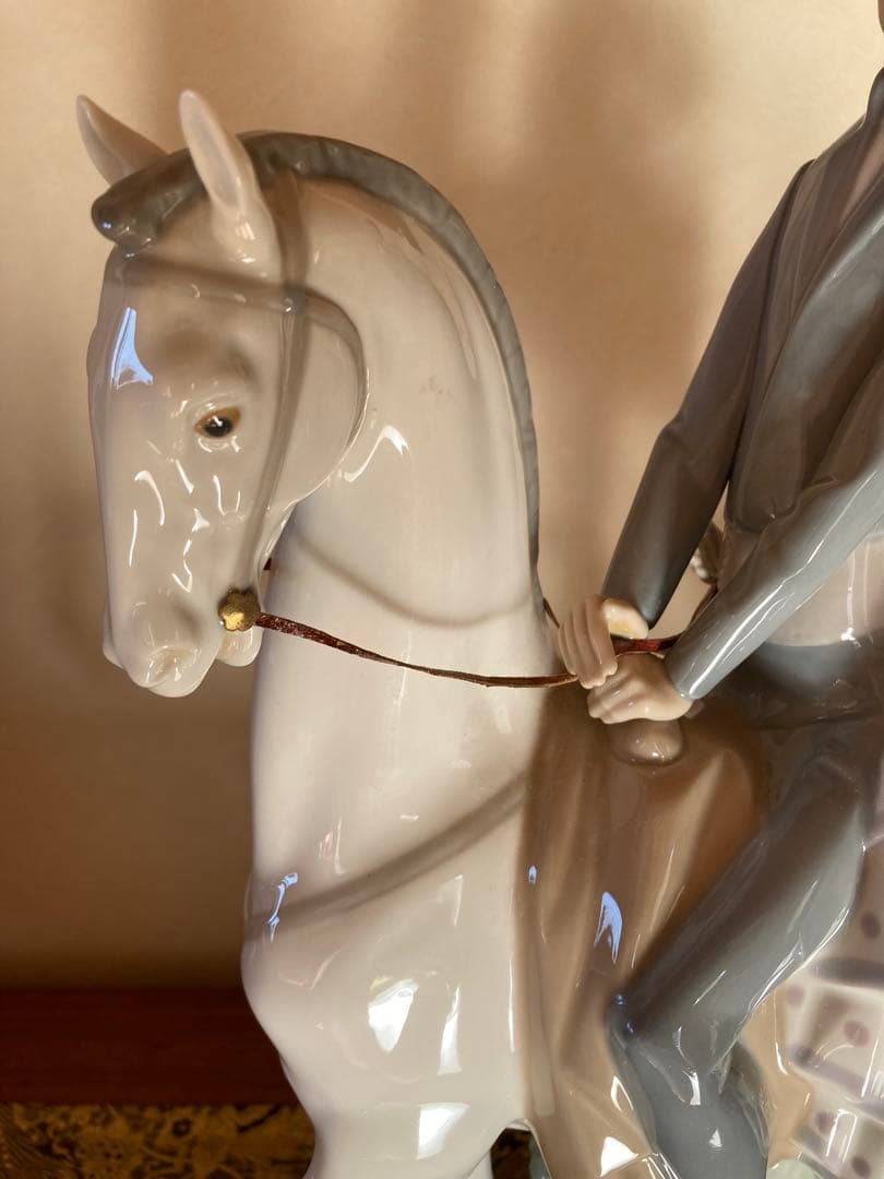 リアドロ　白馬に乗った男女