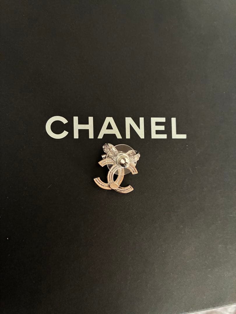 CHANEL リボン付きロゴピアス
