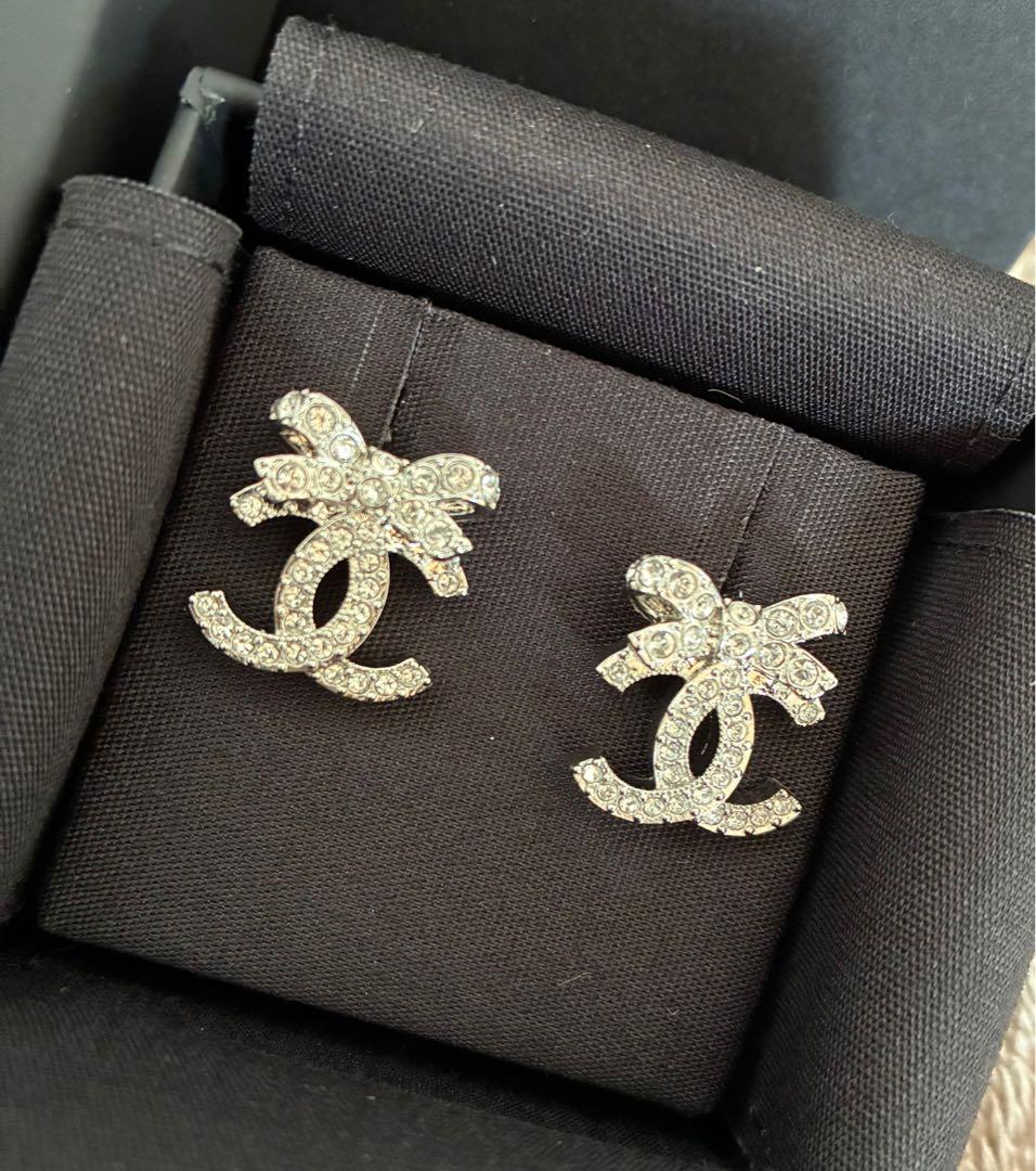 CHANEL リボン付きロゴピアス