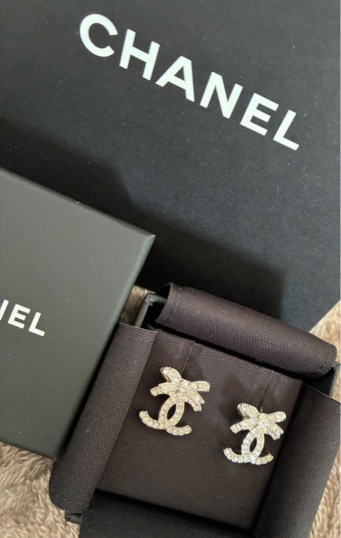 CHANEL リボン付きロゴピアス