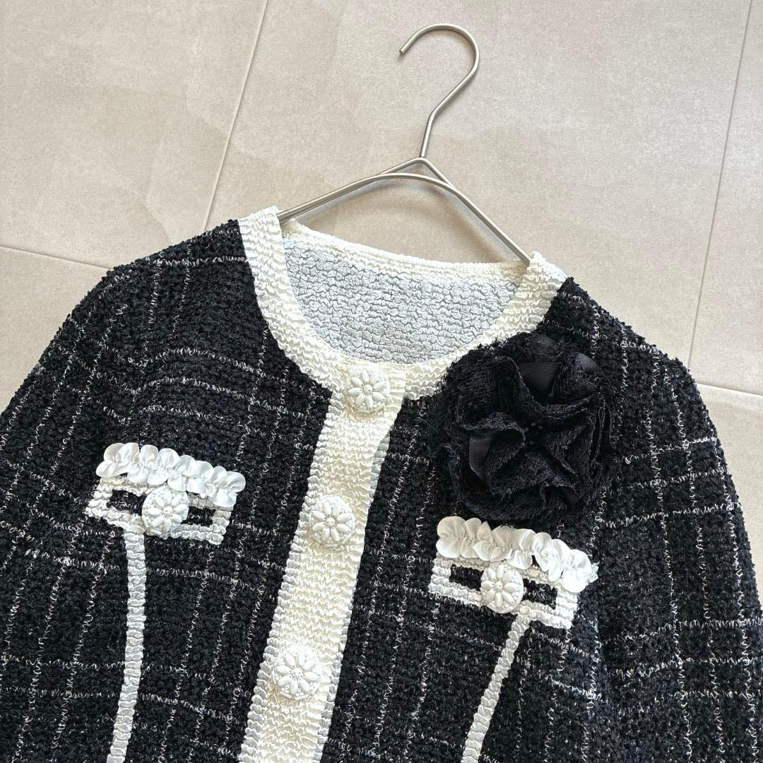 新品タグ付き 近年 ノコオーノ♡プリーツジャケット フラワー ブローチ付 黒