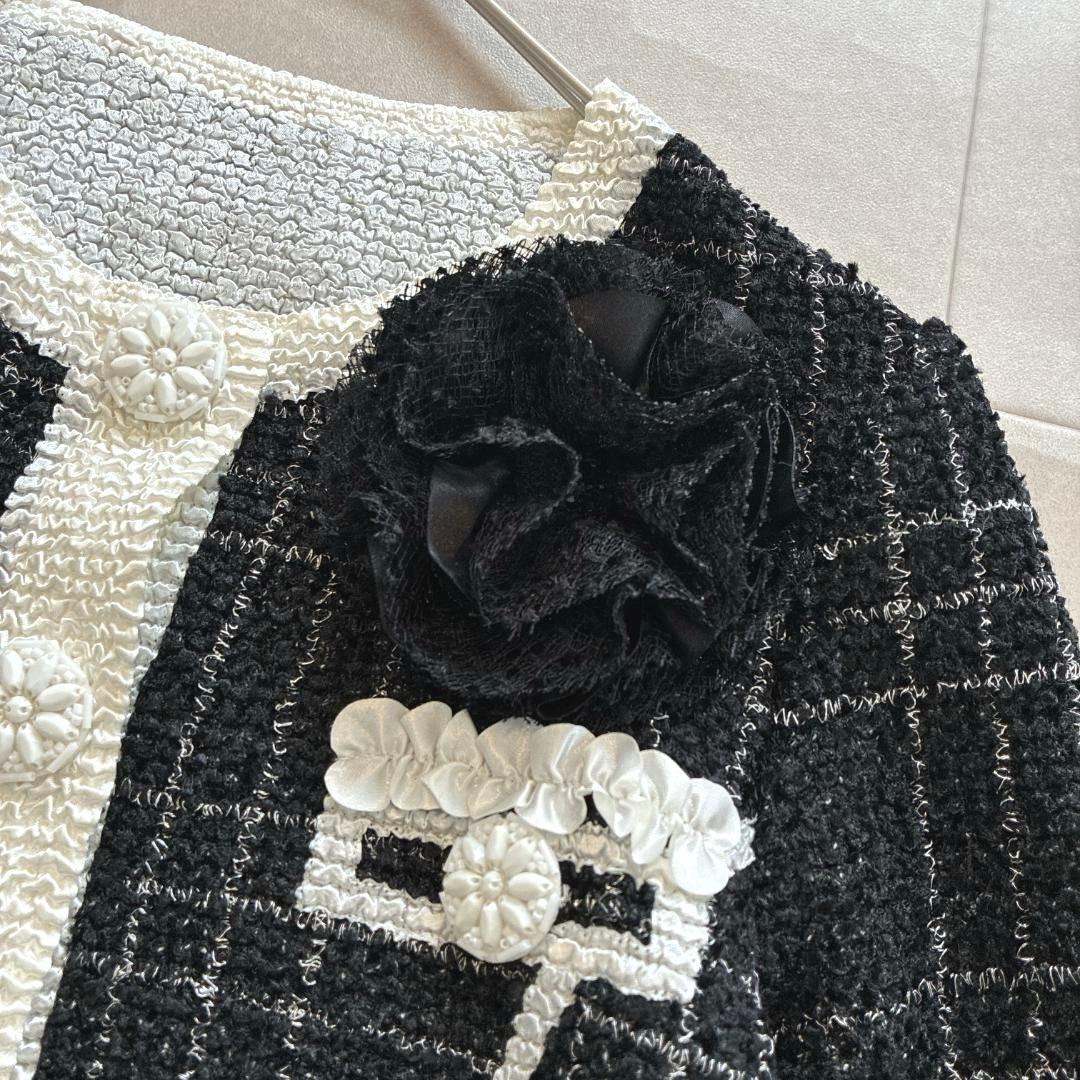 新品タグ付き 近年 ノコオーノ♡プリーツジャケット フラワー ブローチ付 黒