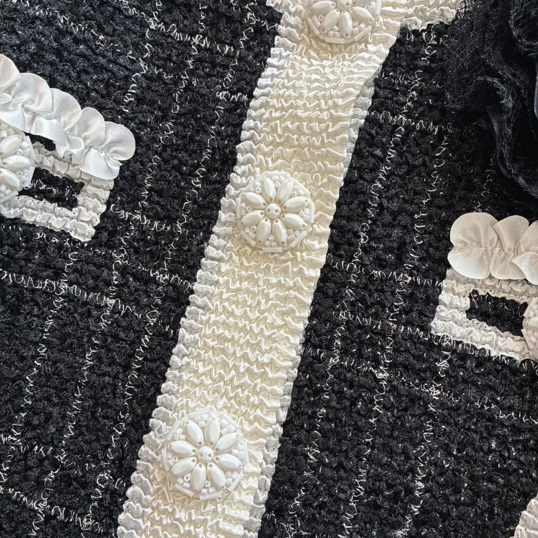 新品タグ付き 近年 ノコオーノ♡プリーツジャケット フラワー ブローチ付 黒