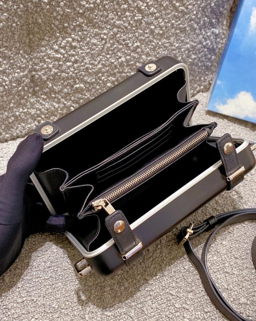 美品ブラック　クロスボディバッグ　肩掛け　ショルダーバッグ