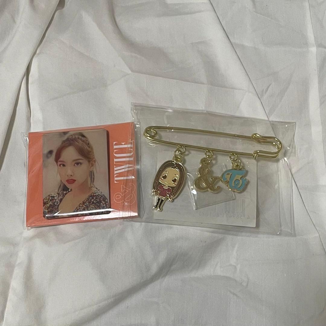 ＆TWICEフォトピンバッジとピンバッジセット¥1899