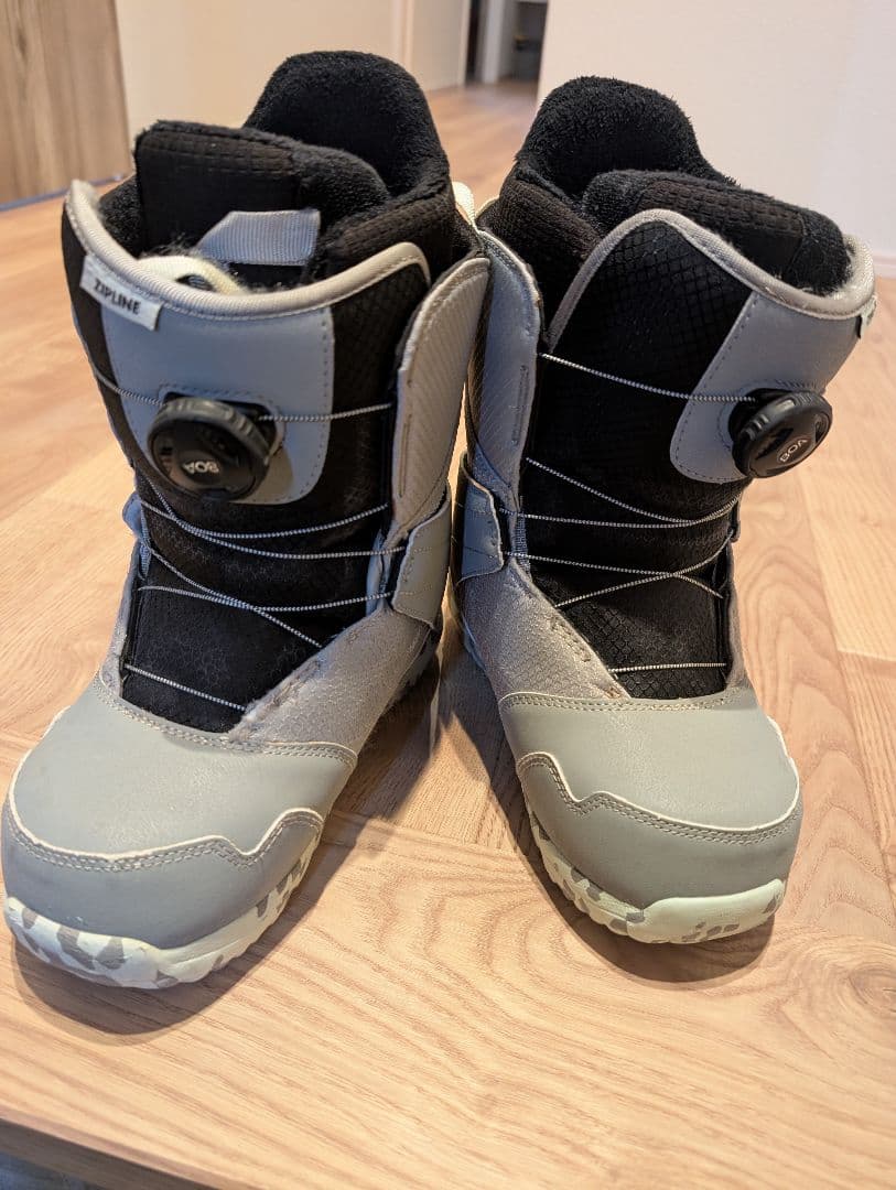 子ども用スノーボードブーツ ボアシステム付き ジップライン24センチ
