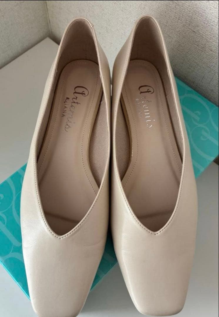 アルテミスバイダイアナ　パールヒール　Vカット フラットシューズ　アイボリー