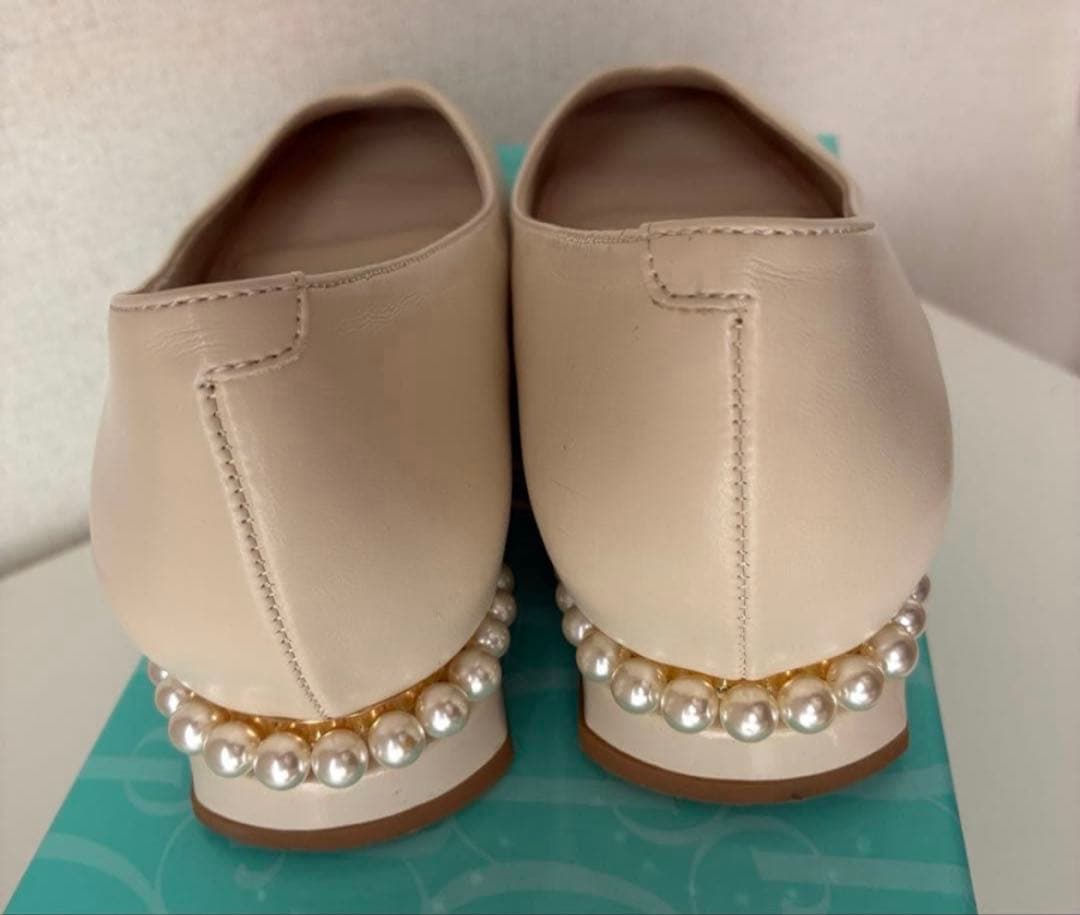 アルテミスバイダイアナ　パールヒール　Vカット フラットシューズ　アイボリー