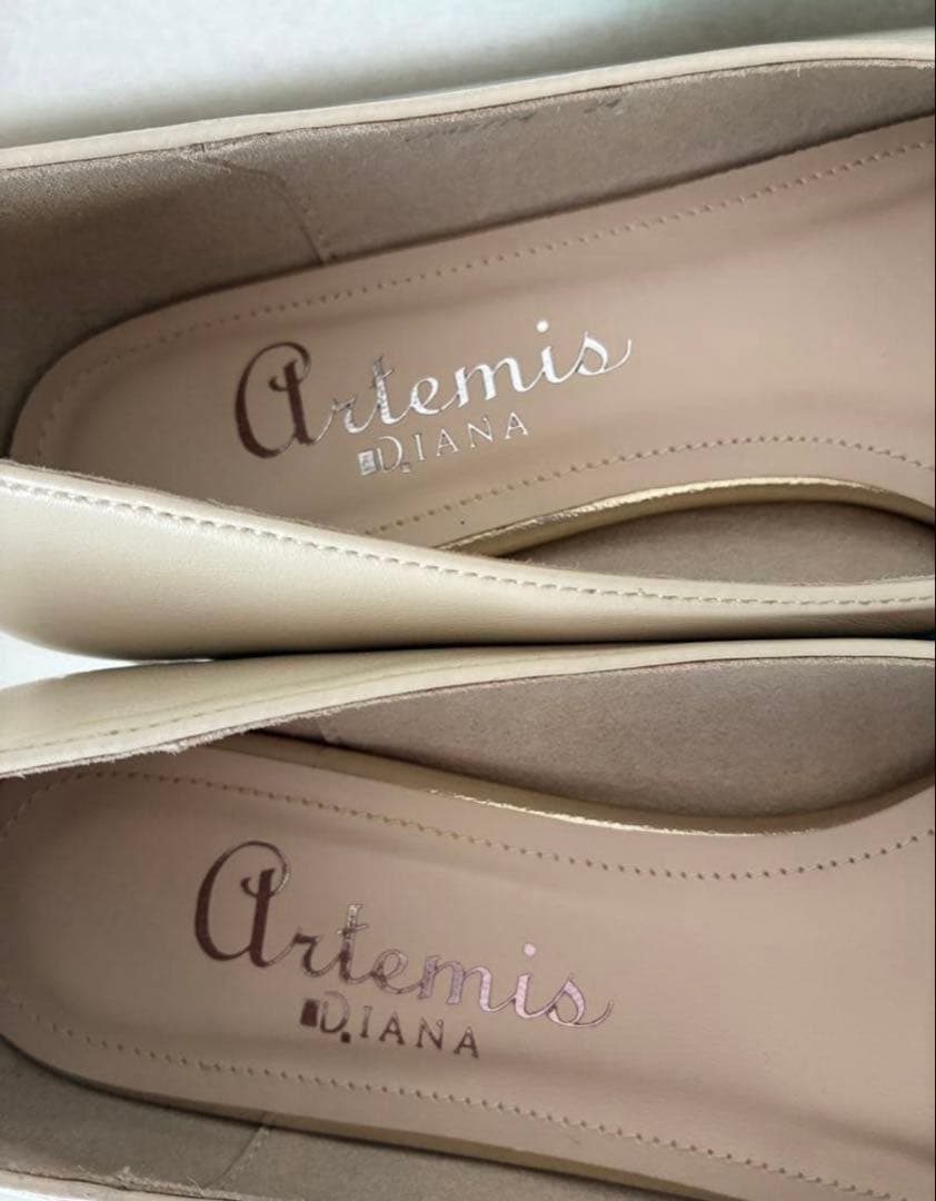 アルテミスバイダイアナ　パールヒール　Vカット フラットシューズ　アイボリー
