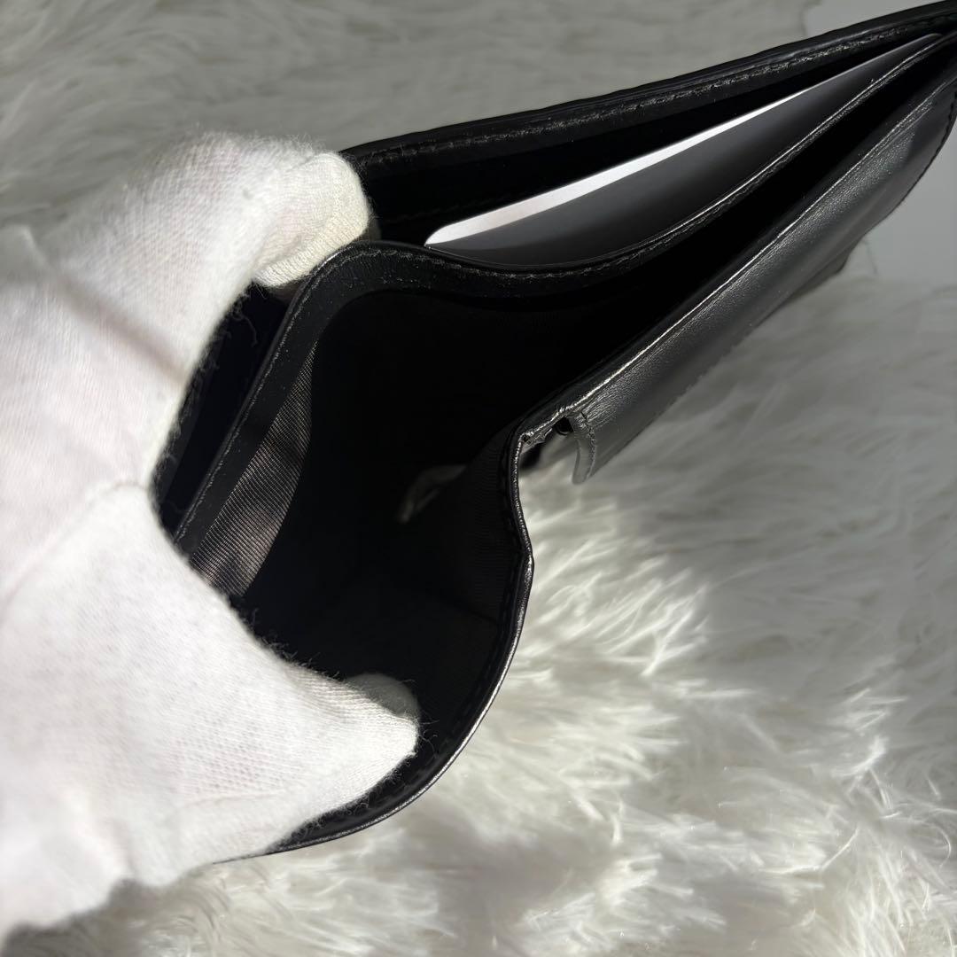 未使用級✨️ グッチ　二つ折り　シマ　小銭入れ　ドリアン　型押し　レザー　黒