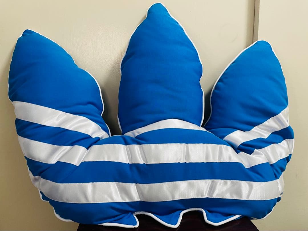 adidas originalsトレフォイル型クッション　ノベルティ　非売品